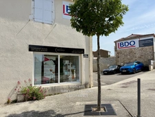 For sale – Commercial premises / Offices of 92 m² in excellent condition – Hyper center of Talmont-Saint-Hilaire