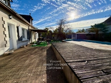 RENOVATED 145 M² LONGÈRE WITH SWIMMING POOL AND OUTBUILDINGS – 1,290 M² PLOT ON THE BANKS OF THE LOIR IN ANJOU (49)