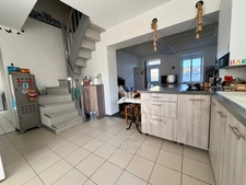 Maison rénovée 3 chambres avec stationnement – centre de Tiercé