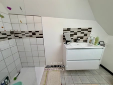 Maison rénovée 3 chambres avec stationnement – centre de Tiercé
