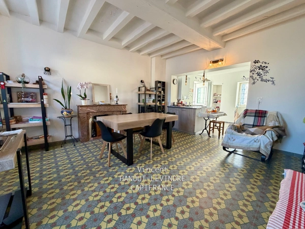 Maison rénovée 3 chambres avec stationnement – centre de Tiercé