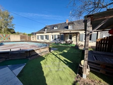 RENOVATED 145 M² LONGÈRE WITH SWIMMING POOL AND OUTBUILDINGS – 1,290 M² PLOT ON THE BANKS OF THE LOIR IN ANJOU (49)