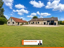 Propriété de caractère avec piscine, T2 indépendant, studio et près de 4 hectares à NOYANT-VILLAGES (49)