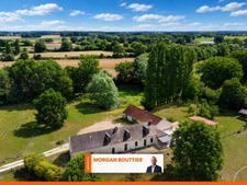 Propriété de caractère avec piscine, T2 indépendant, studio et près de 4 hectares à NOYANT-VILLAGES (49)