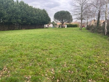 Moutiers sur le Lay, centre du village, proche commodités, terrain libre constructeur, divisible de 2480m² 