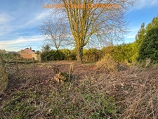 MAISON PLAIN-PIED À RÉNOVER – ENV.75M2 – DÉPENDANCE AMÉNAGEABLE – TERRAIN