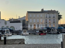 Immeuble Murs et fonds avec  restaurant vendu avec appartement 5 pièces à St Martin de RéSAINT MARTIN DE RE (17)