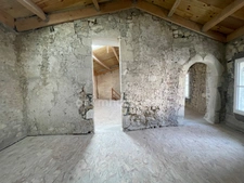 PROPRIETE/MAISON  EN PIERRE  A DEUX PAS DU CETRE VILLE DE LA ROCHELLE ET DE L 'ILE DE RE  BEAU CORP DE FERME 