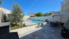 MAISON FAMILIALE AVEC JARDIN ET PISCINE CHAUFFÉE