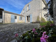 Maison en pierres de 4 chambres dont une en dépendance, proche du centre de SAINTE MARIE DE RE 17740