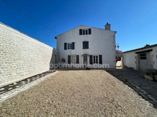 PROPRIETE/MAISON  DE CARACTÈRE EN PIERRE   A DEUX PAS DU CENTRE VILLE DE LA ROCHELLE ET DE L 'ILE DE RE  BEAU CORPS DE FERME 