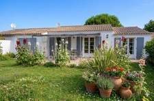 CHARMANTE MAISON RÉTAISE AVEC JARDIN CLOS ET TERRASSE ET  GARAGE AU CŒUR DE LOIX