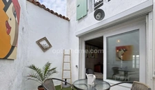 CHARMANTE MAISON DE VILLAGE RÉNOVÉE AVEC PATIO Le charme authentique de Saint-Clément-des-Baleines, une rénovation contemporaine irréprochable et la plage