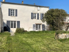 PROPRIETE/MAISON  EN PIERRE  A DEUX PAS DU CETRE VILLE DE LA ROCHELLE ET DE L 'ILE DE RE  BEAU CORP DE FERME 