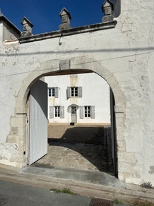 PROPRIETE/MAISON  EN PIERRE  A DEUX PAS DU CETRE VILLE DE LA ROCHELLE ET DE L 'ILE DE RE  BEAU CORP DE FERME 