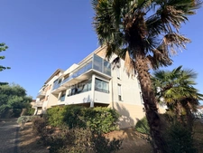 « Exceptionnel appartement de 90 m² dans le quartier recherché de Saint-Éloi, à La Rochelle – Résidence de standing, calme, lumineux, et prestations haut de gamme. »
