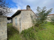 Maison en pierres de 4 chambres dont une en dépendance, proche du centre de SAINTE MARIE DE RE 17740