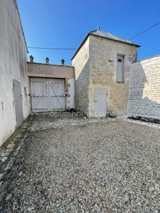 PROPRIETE/MAISON  EN PIERRE  A DEUX PAS DU CETRE VILLE DE LA ROCHELLE ET DE L 'ILE DE RE  BEAU CORP DE FERME 