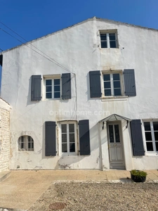 PROPRIETE/MAISON  EN PIERRE  A DEUX PAS DU CETRE VILLE DE LA ROCHELLE ET DE L 'ILE DE RE  BEAU CORP DE FERME 
