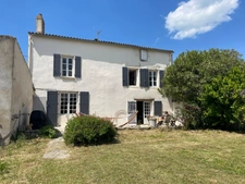 PROPRIETE/MAISON  DE CARACTÈRE EN PIERRE   A DEUX PAS DU CENTRE VILLE DE LA ROCHELLE ET DE L 'ILE DE RE  BEAU CORPS DE FERME 