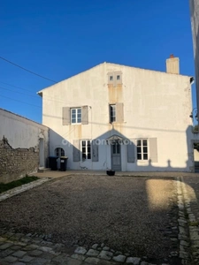 PROPRIETE/MAISON  EN PIERRE  A DEUX PAS DU CETRE VILLE DE LA ROCHELLE ET DE L 'ILE DE RE  BEAU CORP DE FERME 