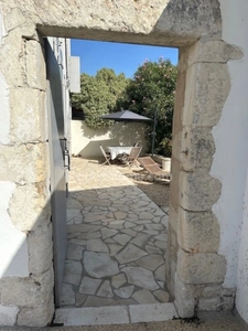 PROPRIETE/MAISON  EN PIERRE  A DEUX PAS DU CETRE VILLE DE LA ROCHELLE ET DE L 'ILE DE RE  BEAU CORP DE FERME 