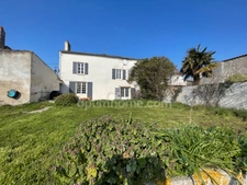 PROPRIETE/MAISON  EN PIERRE  A DEUX PAS DU CETRE VILLE DE LA ROCHELLE ET DE L 'ILE DE RE  BEAU CORP DE FERME 