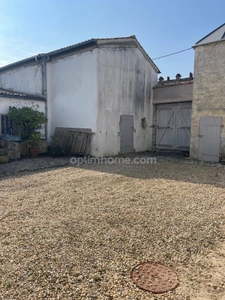 PROPRIETE/MAISON  EN PIERRE  A DEUX PAS DU CETRE VILLE DE LA ROCHELLE ET DE L 'ILE DE RE  BEAU CORP DE FERME 