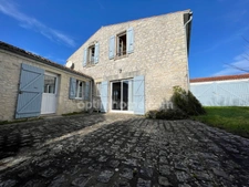 Maison en pierres de 4 chambres dont une en dépendance, proche du centre de SAINTE MARIE DE RE 17740