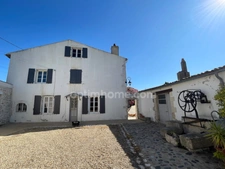 PROPRIETE/MAISON  DE CARACTÈRE EN PIERRE   A DEUX PAS DU CENTRE VILLE DE LA ROCHELLE ET DE L 'ILE DE RE  BEAU CORPS DE FERME 