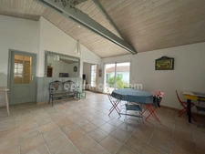 Maison avec dépendance et fort potentiel – RARE AU CALME !