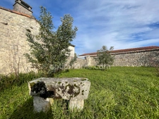 Maison en pierres de 4 chambres dont une en dépendance, proche du centre de SAINTE MARIE DE RE 17740