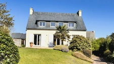 À vendre – Superbe maison traditionnelle idéalement située à Crozon, à deux pas du centre-ville et de toutes ses commodités.