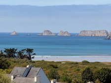 GOULIEN — Maison en ossature bois avec vue panoramique sur la plage : le rêve absolu sur la presqu'île