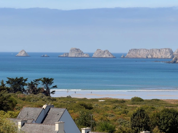 GOULIEN — Maison en ossature bois avec vue panoramique sur la plage : le rêve absolu sur la presqu'île