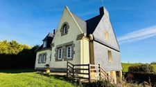 PLOMODIERN, Rare sur le secteur – Volumes, calme et vaste terrain à quelques minutes de la mer