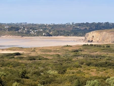 GOULIEN — Maison en ossature bois avec vue panoramique sur la plage : le rêve absolu sur la presqu'île