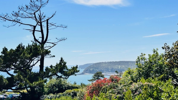 Signature Architecturale et Horizon Marin : Une Œuvre d’Yves Guilloux