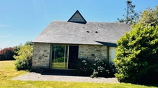 Signature Architecturale et Horizon Marin : Une Œuvre d’Yves Guilloux