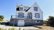 VUE MER, Anse de GOULIEN , maison d’architecte rénovée avec vue dégagée