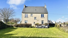 À vendre – CAMARET-SUR-MER  Spacieuse maison traditionnelle à deux pas des plages et du centre-ville