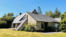 Signature Architecturale et Horizon Marin : Une Œuvre d’Yves Guilloux