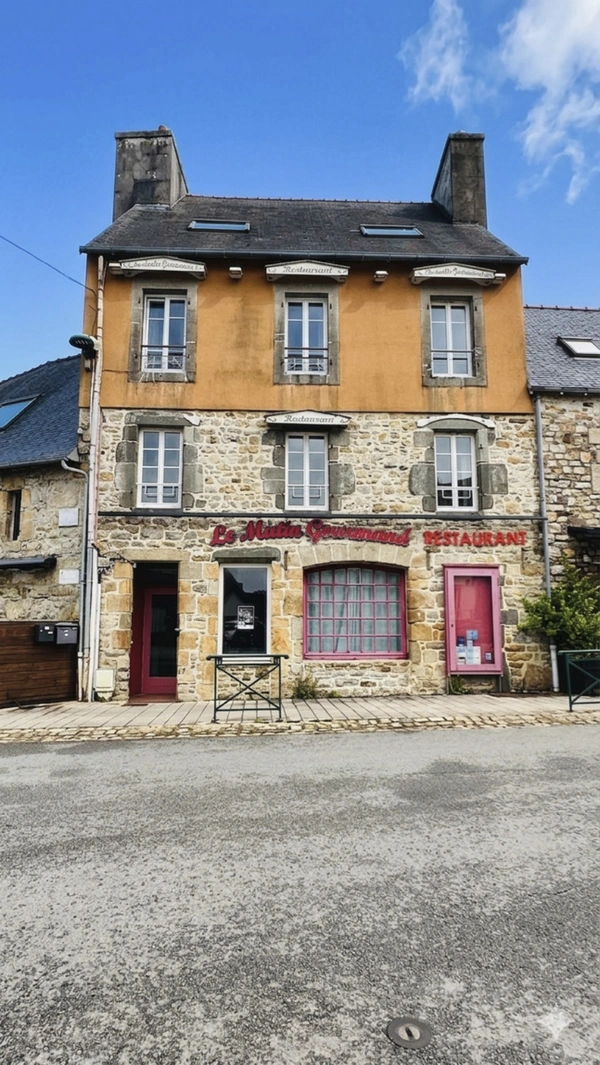 Opportunité Rare au Cœur de Crozon : Murs Commerciaux et Habitation à Fort Potentiel