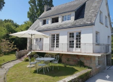 "CROZON LE FRET – Élégante maison traditionnelle avec vue dégagée sur le port"