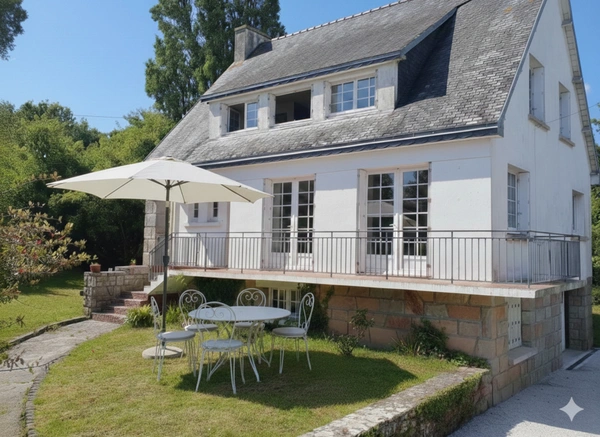 "CROZON LE FRET – Élégante maison traditionnelle avec vue dégagée sur le port"