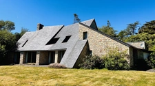 Signature Architecturale et Horizon Marin : Une Œuvre d’Yves Guilloux