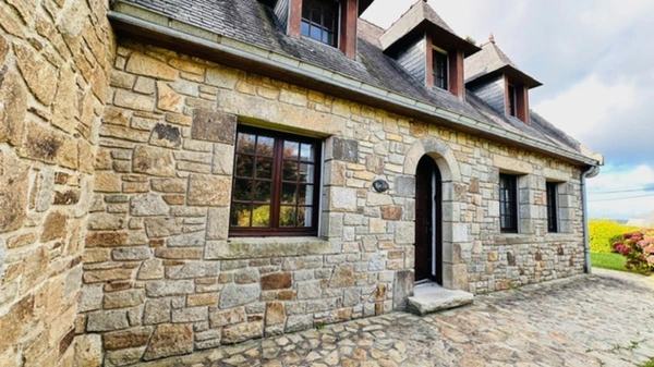 « Goulien – Charmante maison en pierre à deux pas de la plage »