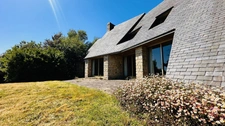 Signature Architecturale et Horizon Marin : Une Œuvre d’Yves Guilloux