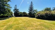 Signature Architecturale et Horizon Marin : Une Œuvre d’Yves Guilloux