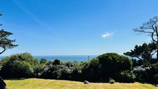 Signature Architecturale et Horizon Marin : Une Œuvre d’Yves Guilloux